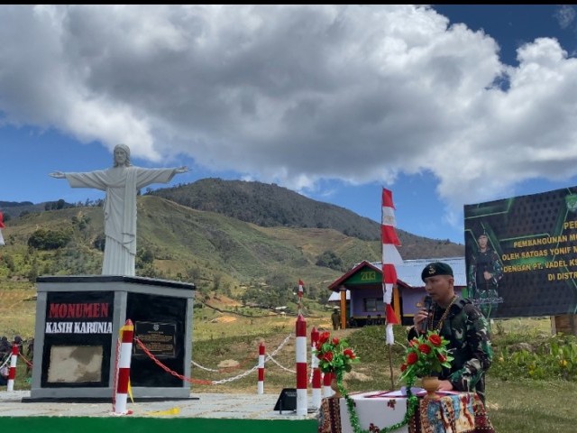 Dansatgas Yonif Mekanis 203/AK meresmikan Monumen Kasih Karunia di Distrik Malagayneri