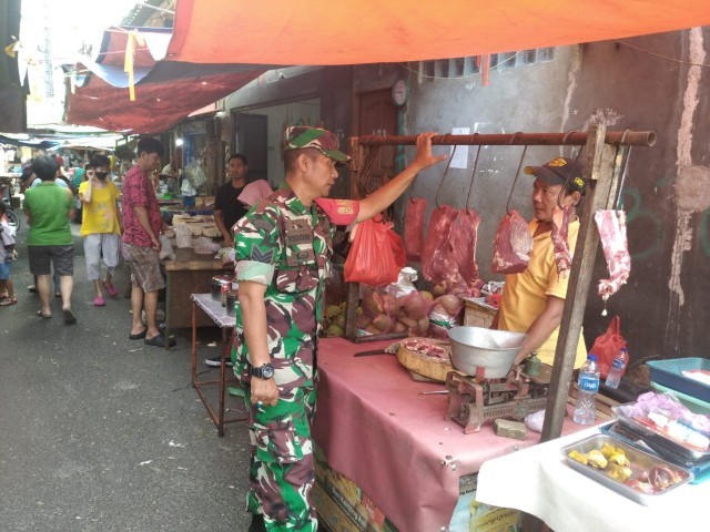 Turun Langsung di Pasar Tradisional, Serka Nurhasan Pantau Perkembangan Harga Bahan Pokok