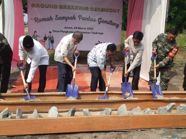 Danramil 01/Teluknaga Kapten Arm T Sigit Wibowo Bersama Tim Csr Pik 2 Letakan Batu Pertama Pembangunan RSPG