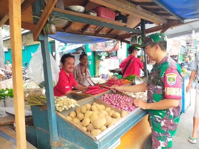 Babinsa Sertu Abdul Madi Cek Harga Sembako di Pasar Tradisional