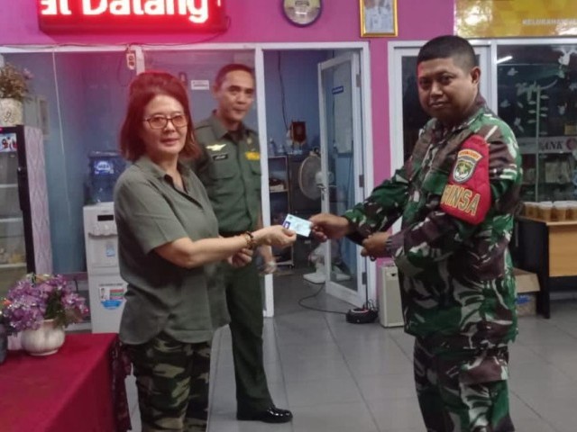 Ini Pesan Babinsa Koramil 03/GP Serma Nur Jaelani Saat Serahkan KTA Kepada Mitra Jaya Jajaran 3314 Jelambar Baru