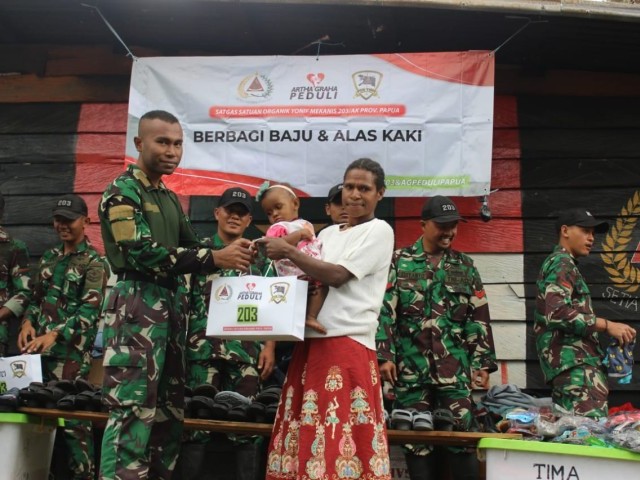 Menyambut Bulan Ramadhan, Satgas Yonif Mekanis 203/AK bersama Artha Graha berbagai Pakaian untuk masyarakat Desa Tima
