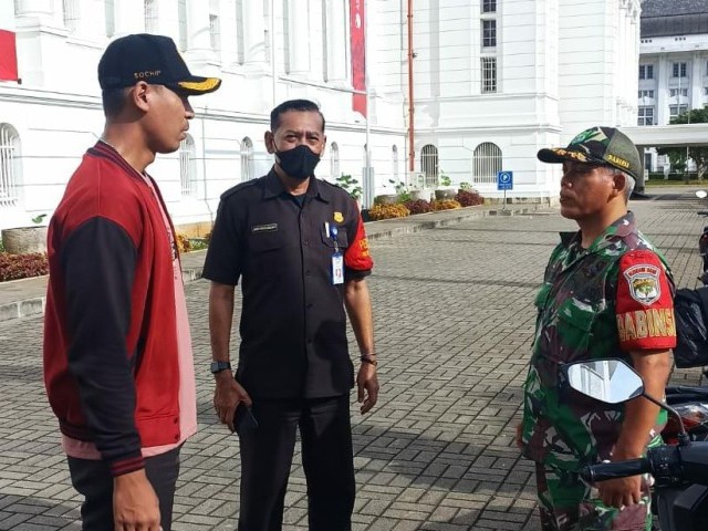 Komsos Dengan Security, Babinsa Serma Wadiknator Sinergi dengan Security