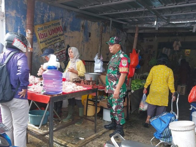 Babinsa Koramil 05/KJ Cek Harga Sembako di Pasar Tradisional Bulan Ramadhan