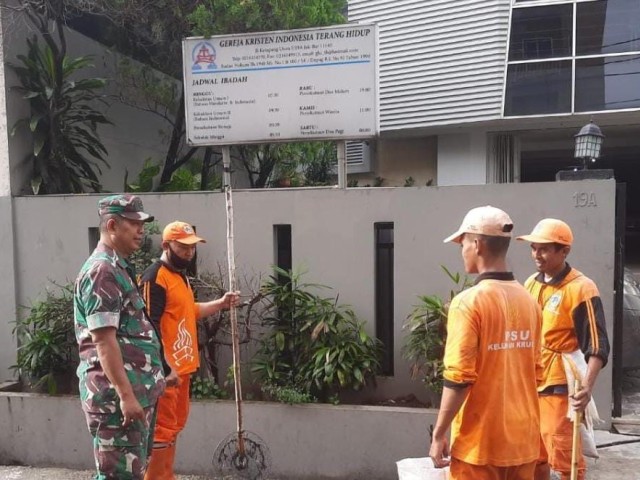 Tingkatkan Kinerja, Sertu Supriyanto Komsos dengan PPSU Kel. Krukut