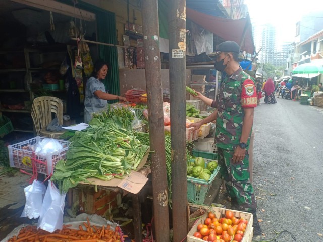 Pastikan Harga Sembako Stabil, Babinsa Koramil 05/KJ Terjun Langsung di Pasar Tradisional