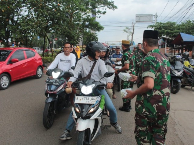 Dihari ke dua, kodim 0510/Tigaraksa bagikan takjil bagi pengguna jalan menjelang berbuka puasa