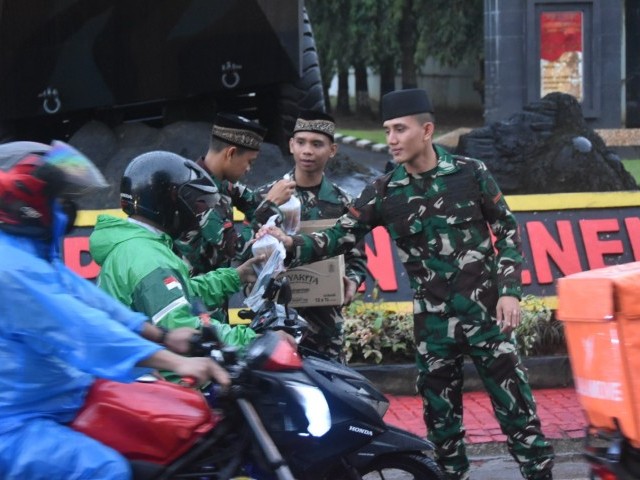 Di Bulan Yang Penuh Berkah, Yonif Mekanis 201/JY Berbagi Takjil Gratis