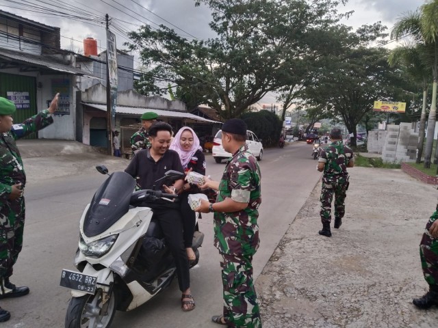 Terus berbagi dibulan suci Kodim 0510/Tigaraksa Bagikan Takjil Untuk Warga Pengguna Jalan