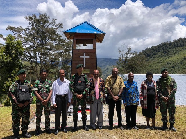 Peresmian Menara Lonceng Gereja Damai oleh Satgas Yonif Mekanis 203/AK di Distrik Makki