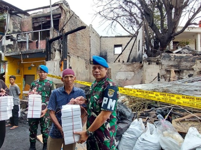 Pomdam Jaya Berbagi Makanan Kepada Korban Kebakaran