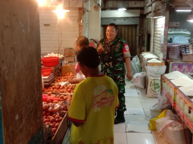 Pantau Kamtibmas dan Harga Sembako, Pelda Purwanto Kunjungi Pasar