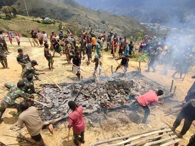 Satgas Yonif Mekanis 203/AK adakan Acara Bakar Batu bersama masyarakat Distrik Mukoni