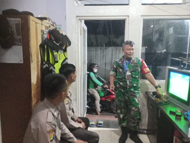 Tingkatkan Keamanan Malam Ramadhan, Babinsa Koramil 05/KJ Terus Laksanakan Patroli Siskamling Wilayah