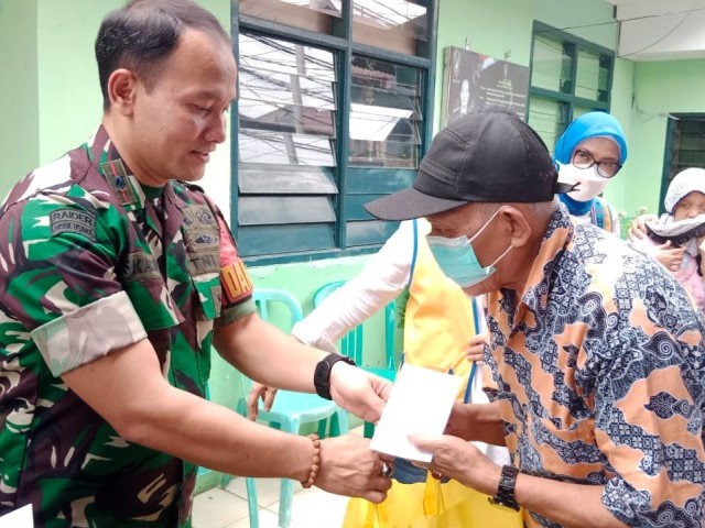 Koramil 08/JB bersama Lions Club Metropolitan Bagikan 160 Paket Sembako