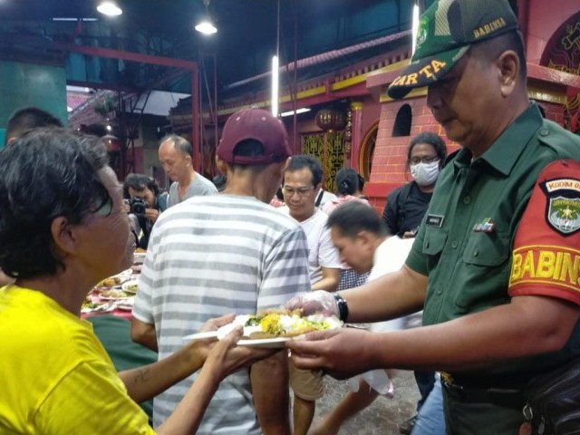 Babinsa Koramil 01/Tamansari Monitoring Pembagian Nasi dan Ta'jil Oleh Wihara Dharma Bakti