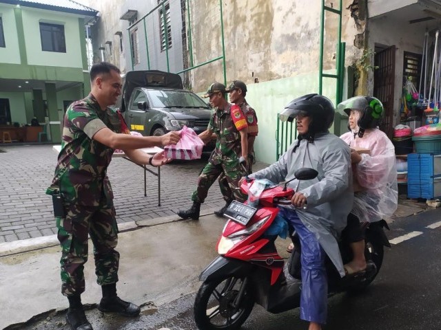 Koramil 04/GBR Kodim 0501/JP Berbagi Takjil, Ini Respon Masyarakat Setempat