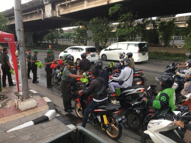 Berkah Ramadhan, Kodim 0502/JU Bagikan Takjil Kepada Pengguna Jalan