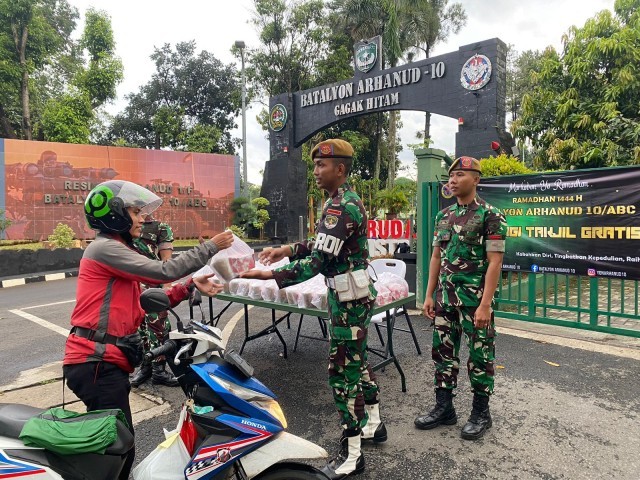 Batalyon Arhanud 10/ABC Melaksanakan Pembagian Takjil Gratis