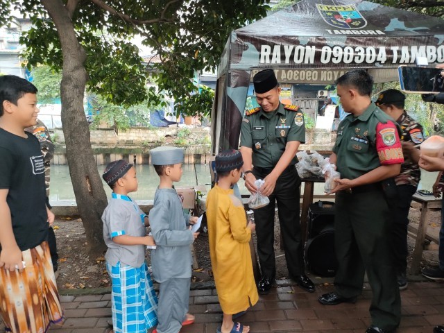 Koramil 02/TB Bersama FKPPI  Adakan Giat Pembagian Takjil dan Santunan Anak Yatim Piatu