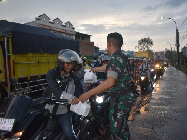 Berbagi Berkah Di Bulan Suci Ramadhan, Prajurit Yonif Mekanis 202/Tajimalela Bagikan Takjil Kepada Pengguna Jalan