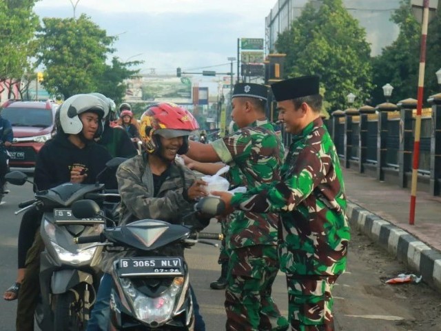 Pembagian Takjil Gratis Batalyon Kavaleri 9/SDK