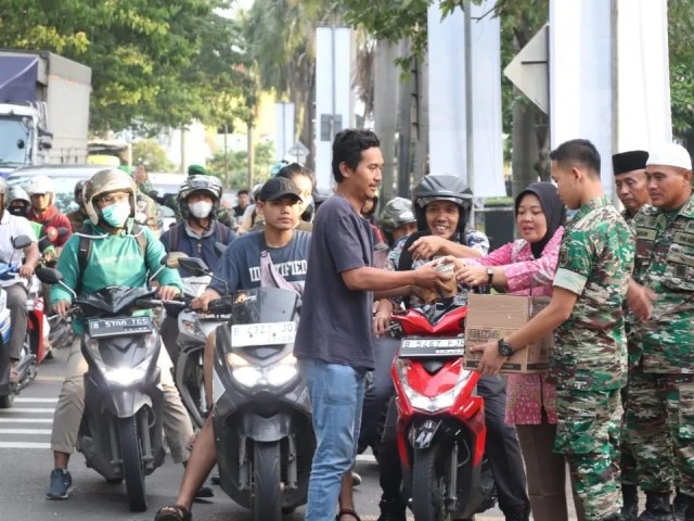 Tebar Semangat Ramadhan, Korem 051/Wkt Berbagi Takjil Gratis