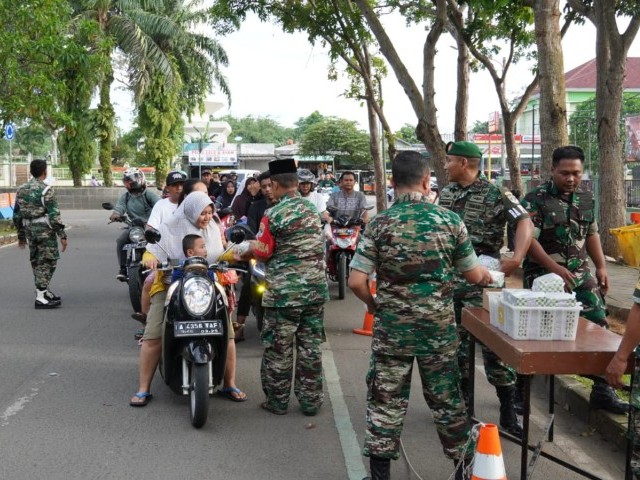 Di Hari Ke 10 Kodim 0510tigaraksa Bagikan 70 Takjil Gratis Untuk Berbuka Puasa Kodam Jaya 0028