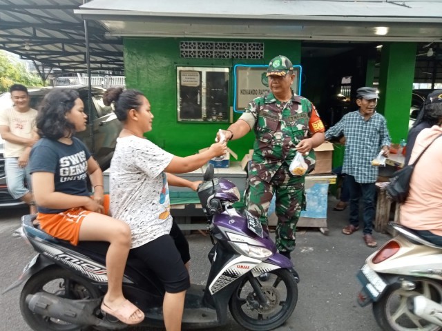 Keberkahan di Bulan Ramadhan, Babinsa Koramil 01/Tamansari dan Mitra Jaya Bagi Takjil