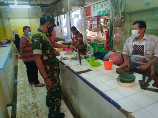 Cek Harga Sembako di Bulan Ramadhan, Babinsa Koramil 05/KJ Turun ke PD Pasar Jaya Pos Pengumben