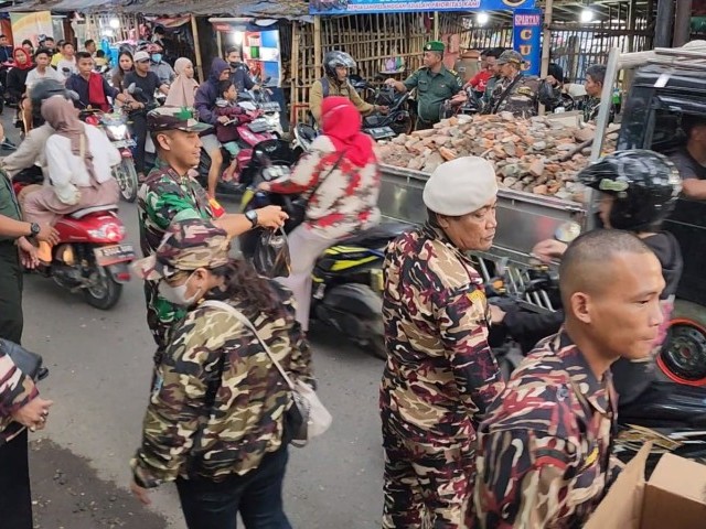Koramil 04/Cengkareng Bersama Mitra Jaya Bagikan Takjil Gratis untuk Pengguna Jalan