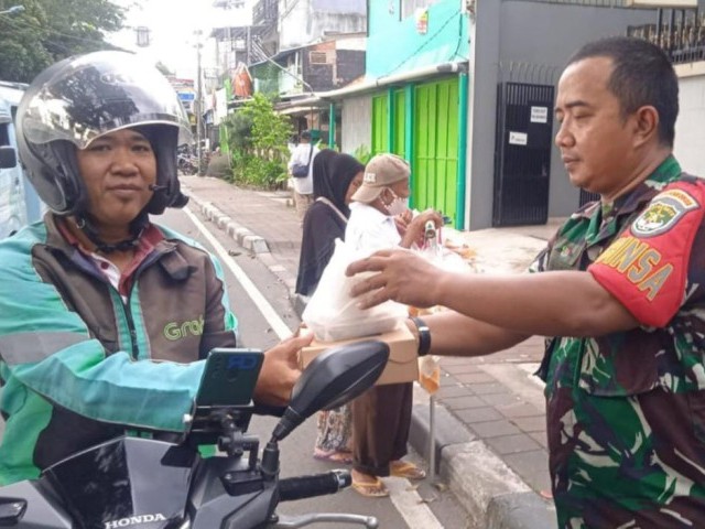 Sasar Warga dan Pengguna Jalan, Koramil 03/GP Berbagi 100 Paket Takjil Ramadhan