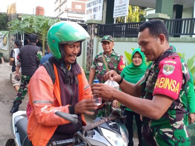 Jelang Buka Puasa, Koramil 01/Jatinegara dan Persit KCK Ranting-2 Berbagai Takjil