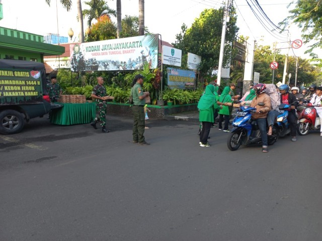 Berkah Ramadhan, Danramil 05/KJ Bersama Jajaran Babinsa, Persit, dan Mitra Jaya Berbagi Takjil Bentuk Empati Sesama