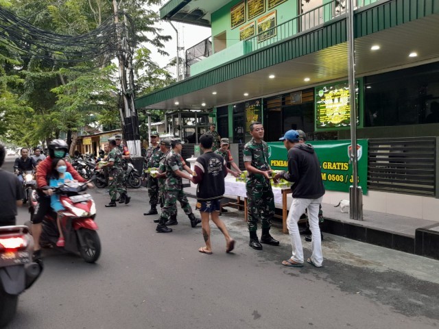 Ramadhan Berbagi, Koramil 01/Tamansari Bagikan Takjil Warga Masyarakat
