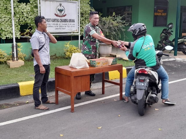 Wujudkan Kebersamaan Dalam Moment Berbagi Takjil Koramil 06/Cempaka Putih