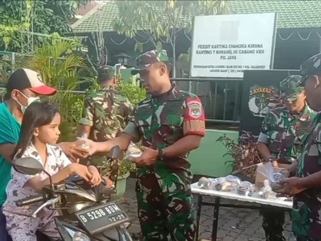 RAMADAN BERKAH, KORAMIL 06/KD BAGIKAN TAKJIL KEPADA MASYARAKAT YANG MELINTAS DEPAN MAKORAMIL 06/KALIDERES