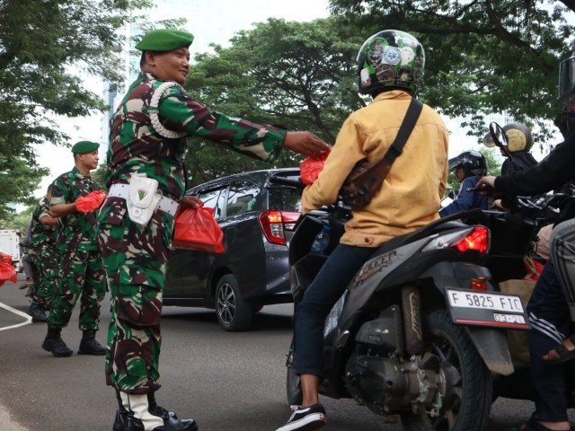 KOREM 052/WKR, KEMBALI  BERBAGI TAKJIL MENJELANG BERBUKA