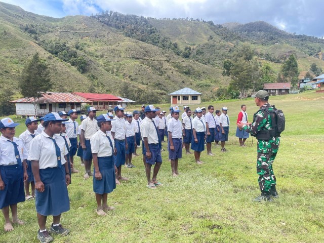 Pos Malagay Satgas Yonif Mekanis 203/AK latihkan baris berbaris kepada Murid SMPN 1 Malagay