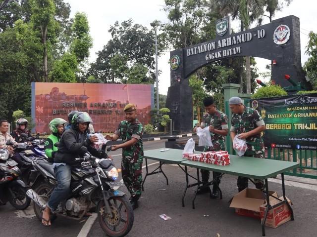 BATALYON ARHANUD 10/ABC MELAKSANAKAN PEMBAGIAN TAKJIL GRATIS