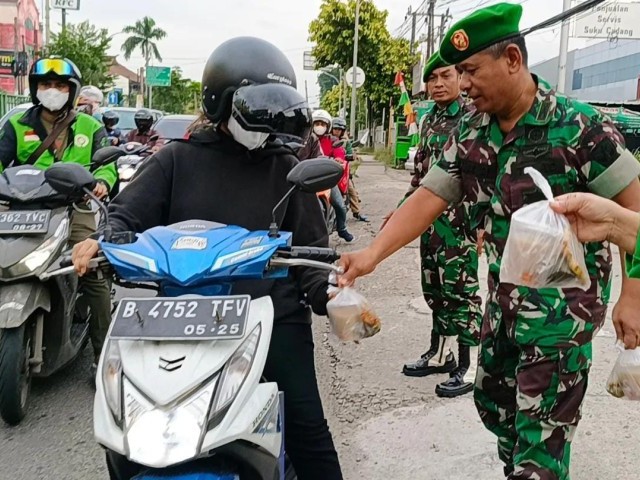 Wujud Kepedulian Terhadap Sesama, Kodim 0507/Bekasi Berbagi Takjil Gratis Untuk Warga