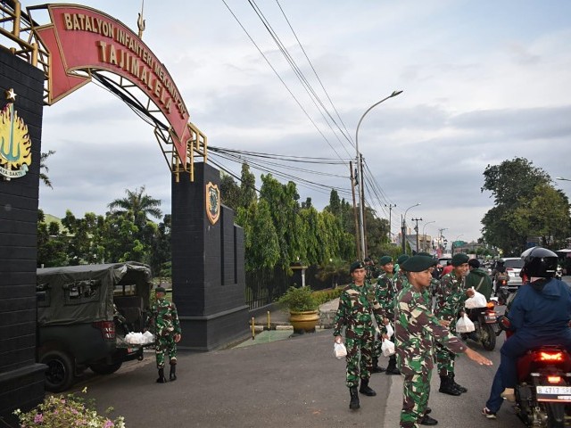 Puasa Ke-13 Yonif Mekanis 202/Tajimalela Gelar Rutinitas Bagikan Takjil Kepada Pengguna Jalan