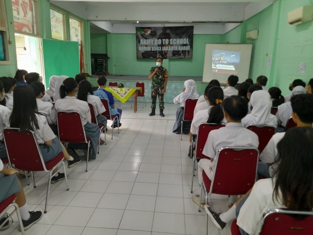 Sukseskan Army Go To School, Babinsa Koramil 01/Tamansari Bekali Wasbang Siswa SMA Sentosa