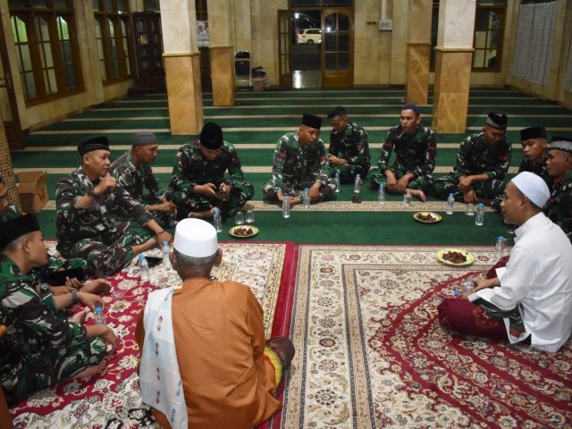 Pererat Tali Silaturahmi Dengan Masyarakat Setempat, Anggota Yonif Mekanis Laksanakan Tarawih Keliling