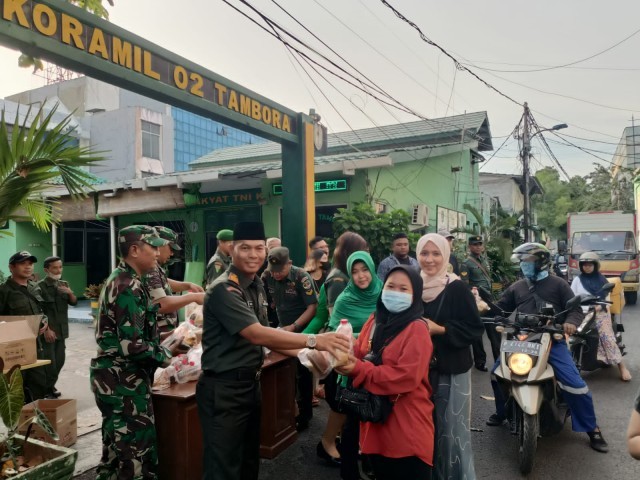 Koramil 02/TB Bagikan 200 Paket Takjil Kepada Warga Masyarakat Menjelang Waktu Berbuka Puasa