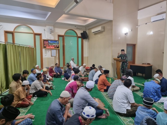 Komsos Danramil Bersama Babinsa Melaksanakan Sholat Isya berjamah Dilanjutkan Sholat Taraweh