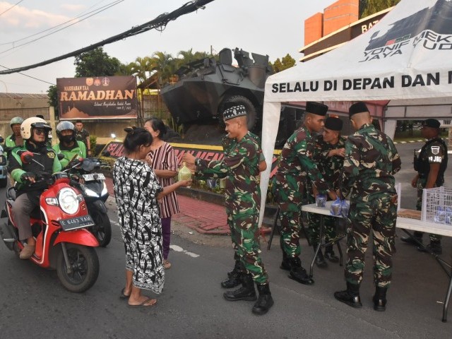 Berbagi dibulan Ramadhan, Yonif Mekanis 201/Jaya Yudha Bagikan Takjil Gratis