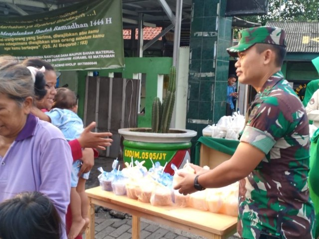 Berkah Ramadhan Koramil 02/Matraman Kodim 0505/JT Kodam Jaya Bagikan Takjil