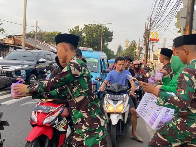 Menebar kebaikan di bulan suci Ramadhan Prajurit dan Persit KCK Ranting 2 Yonif Mekanis 201/JY