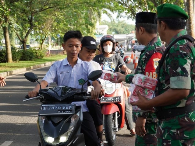 Memasuki Hari Ke-15 Ramadhan, Dandim 0510/Tigaraksa : Nikmatnya, Berbagi Untuk Berbuka Puasa